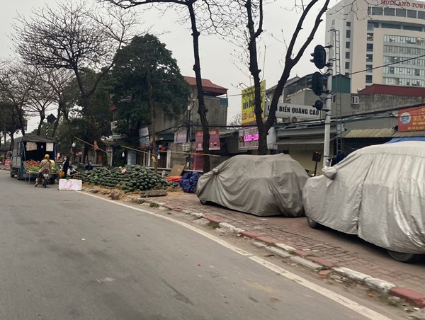 Mất an toàn giao thông trên phố Giải Phóng