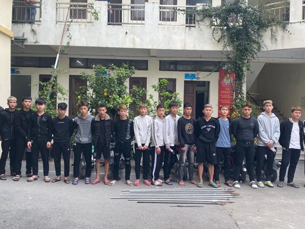 Tạm giữ hình sự nhóm thanh niên đua xe mang theo hung khí