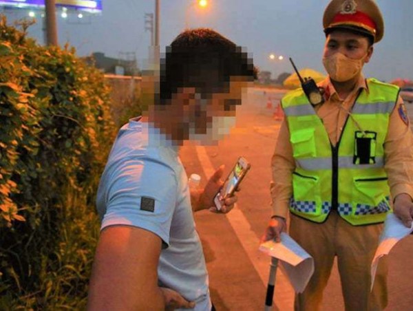 Lái xe chở quá tải bật khóc khi ký biên bản vi phạm