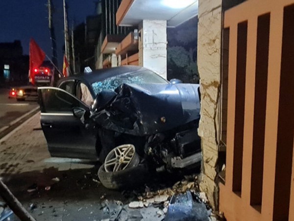 [Clip]: Ô tô Porsche lao như tên bắn vào nhà dân ở Quảng Ninh