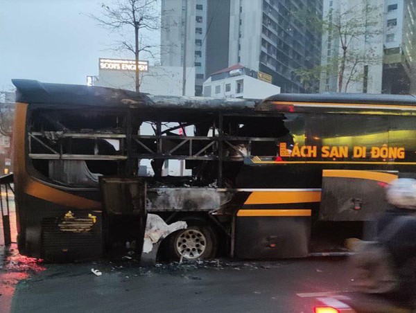 Cháy xe khách 45 chỗ gần bến xe Mỹ Đình