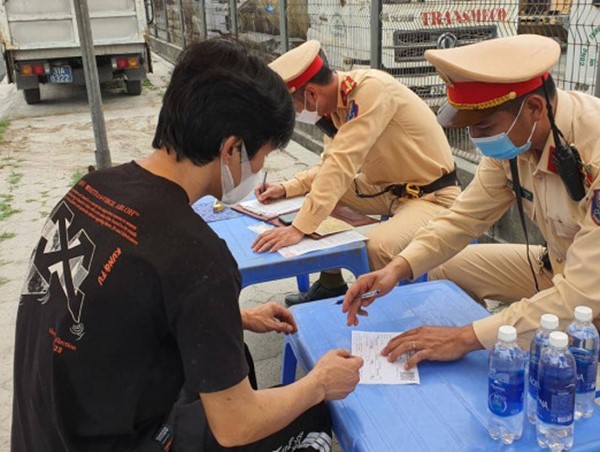 CSGT thông báo cân tải trọng, hàng loạt tài xế gọi cứu viện 