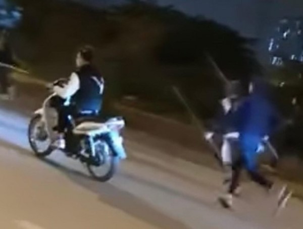 Hàng trăm "trẻ trâu" vác hung khí hỗn chiến trong đêm