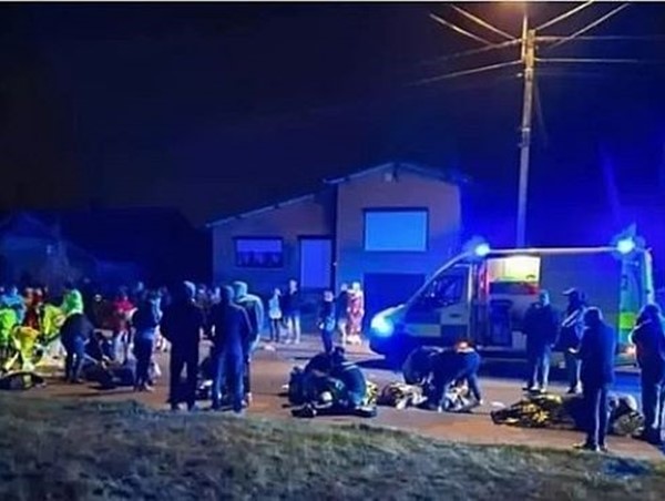 Ô tô lao vào đám đông dự lễ hội hóa trang, 16 người thương vong