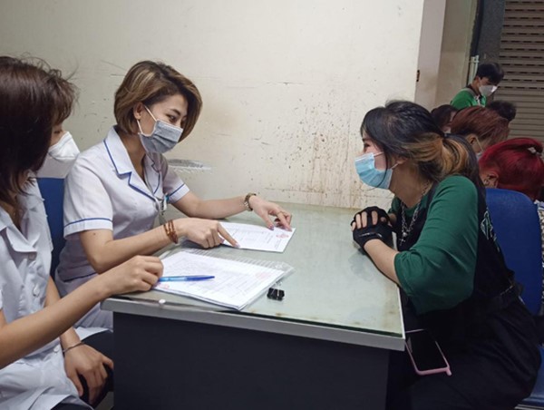 Không đeo khẩu trang trên phố đi bộ hồ Hoàn Kiếm, 2 nữ du khách bị phạt 4 triệu đồng