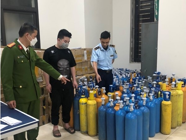 Phát hiện "kho" chứa hơn 150 bình khí cười tại quận Cầu Giấy
