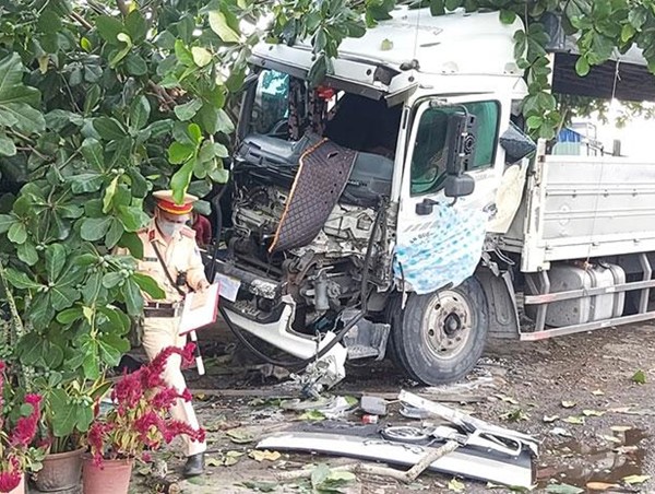 Xe tải đâm loạn xạ trên Quốc lộ 1A 