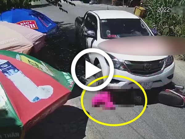 [Clip] – Băng qua ngã tư, người phụ nữ bị xe bán tải cán qua người tử vong 