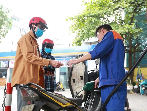Điều hành giá xăng dầu bám sát giá thị trường thế giới