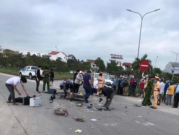 Va chạm với ô tô, 2 người đi xe máy thương vong 