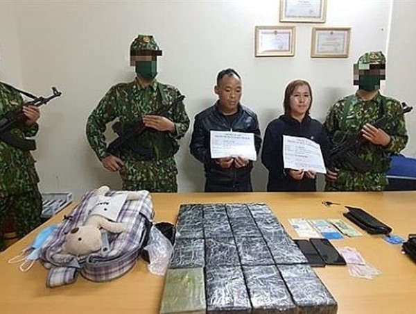 Cảnh sát mật phục bắt quả tang đôi nam nữ vận chuyển 32 bánh heroin