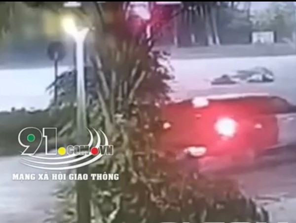 [Clip]: 3 thanh niên đi xe máy kẹp 3 không mũ bảo hiểm tông vào ô tô 