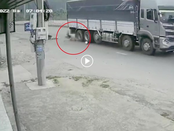 [Clip]: Khoảnh khắc xe tải cán 3 người, 1 người tử vong 2 người thương nặng 