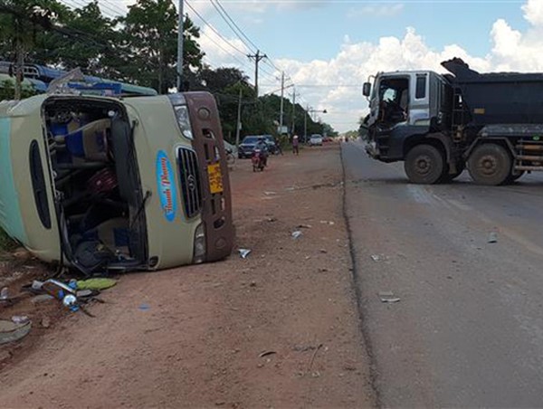 Xe khách tông trực diện xe ben, 15 người bị thương