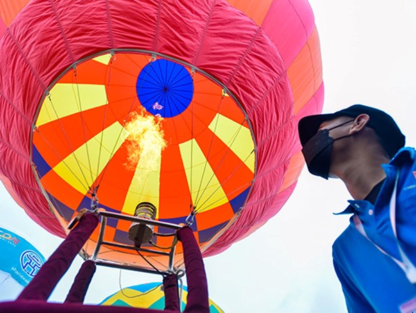 Hà Nội: Thay đổi lịch bay khinh khí cầu vì thời tiết xấu