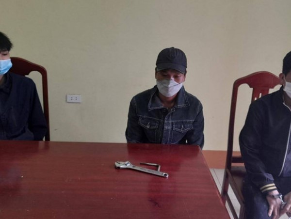 Tháo trộm đường ray tàu hỏa bán sắt vụn, 4 thanh niên bị bắt giữ