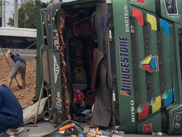 Bắc Ninh: Xe Howo chở đất bị lật khiến một phụ nữ bị vùi lấp, tử vong tại chỗ