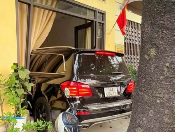 Xe Mercedes gây tai nạn liên hoàn khiến 2 người thương vong