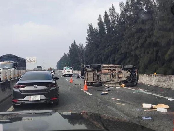 Xe chở Phó chủ tịch TP Hồ Chí Minh Lê Hòa Bình gặp tai nạn trên cao tốc 