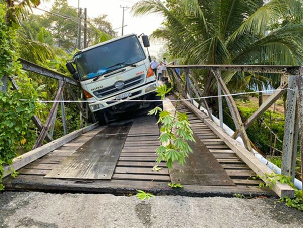 Cần Thơ: Xe rác 15 tấn làm sập cầu tải trọng 3,5 tấn