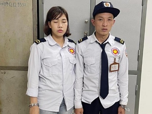 Nhân viên bảo vệ tan ca chở nhau đi “giao hàng”