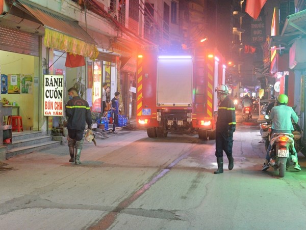 Cảnh sát kịp thời cứu hàng chục người từ đám cháy tại phường Phú Đô