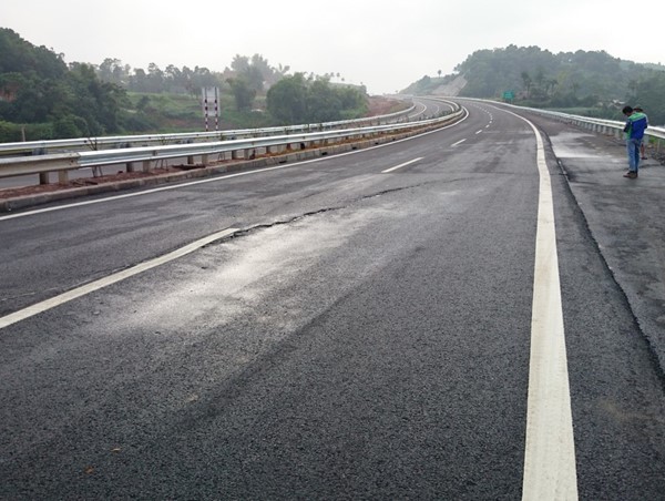 VEC: Khắc phục tình trạng hằn lún, rạn nứt mặt đường cao tốc Nội Bài - Lào Cai