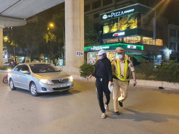 Đầu trần phi xe máy, thấy cảnh sát 141 quay đầu bỏ chạy