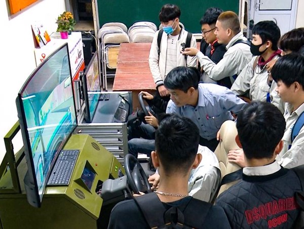 Lo phải thi bằng “cabin ảo”, nhiều người vội vàng đăng ký học lái xe sớm