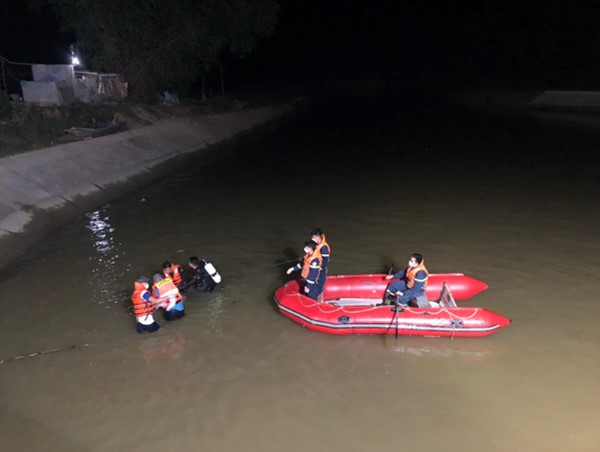 Rủ nhau tắm ở đập tràn, 5 học sinh đuối nước thương tâm