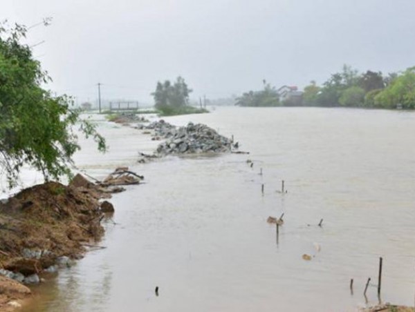 Băng qua đường ngập sâu, nam thanh niên bị nước cuốn trôi
