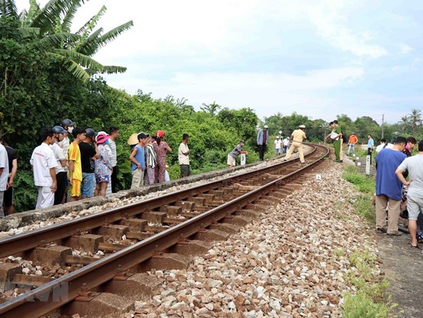 Ngủ trên đường ray, nam thanh niên bị tàu cán tử vong