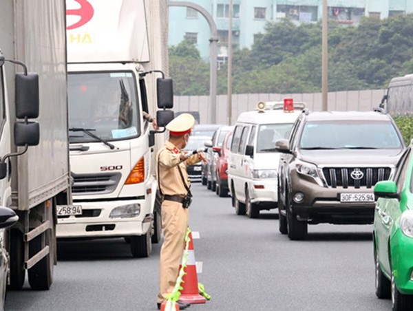Hà Nội công bố đường dây nóng phản ánh giao thông dịp Giỗ Tổ, 30/4