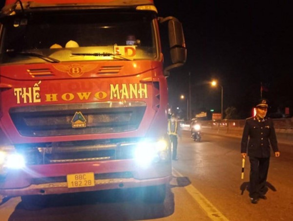 Tăng cường kiểm soát tải trọng xe khu vực cầu Thăng Long và cầu Nhật Tân