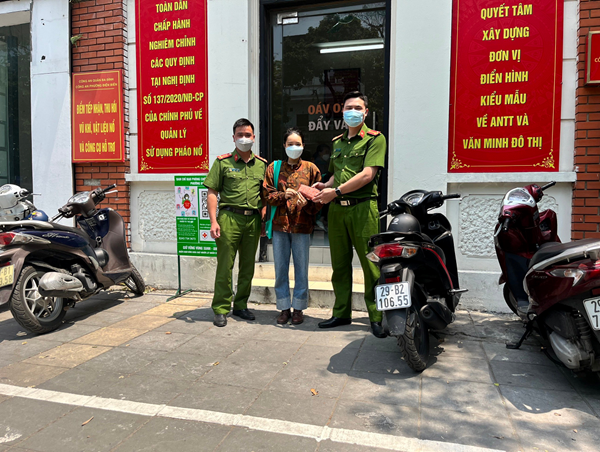 Người phụ nữ vui mừng nhận lại chiếc ví bị rơi khi đi trên phố