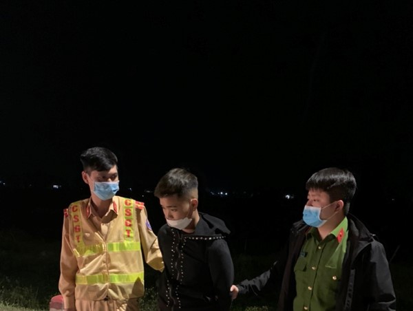 CSGT kịp thời ngăn chặn nhóm thanh thiếu niên mang hung khí đi hỗn chiến