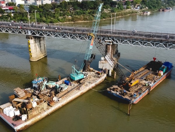 Cận cảnh khôi phục trụ chống va xô, giữ an toàn cầu Long Biên