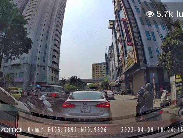  [Clip]: Người đàn ông đi xe máy va chạm xong kẹt tay ga