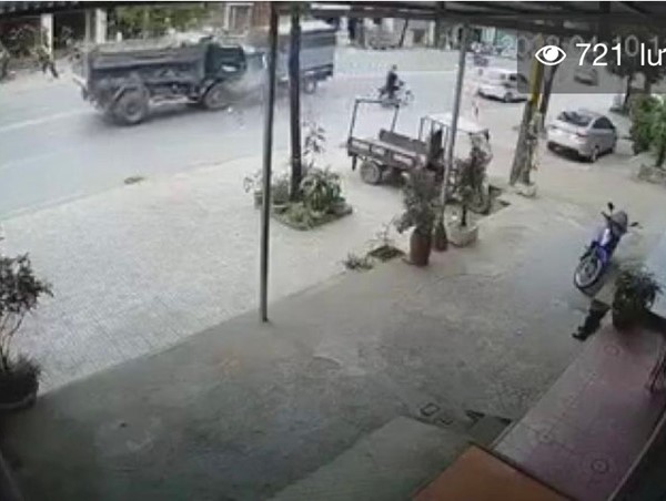 [Clip]: Kinh hoàng khoảnh khắc 2 xe tải đấu đầu trực diện 