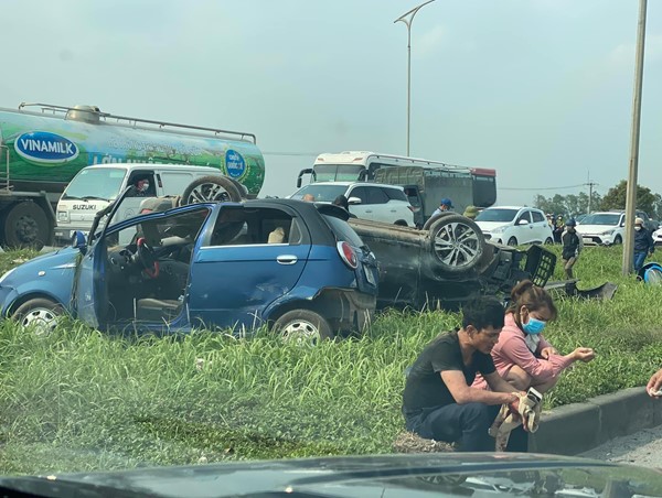 Sau va chạm 2 ô tô con văng lên dải phân cách giữa 