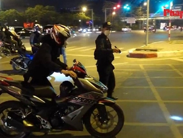 Gần 20 thanh thiếu niên “lên đồn” vì chạy xe tốc độ cao, rú ga, nẹt pô…