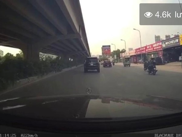 [Clip]: Ô tô Vinfast lux A 2.0 đánh võng hất ngã 2 người đi xe máy rồi tháo chạy