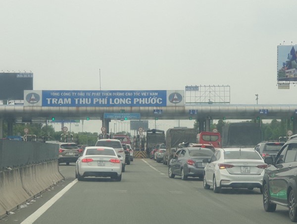 Trạm thu phí Quốc lộ 51 xả trạm liên tục