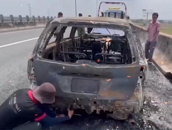 Xe ô tô 7 chỗ cháy rụi trên cao tốc TP Hồ Chí Minh - Trung Lương