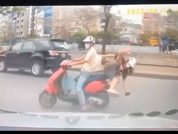 [Clip]: Nam thanh niên đánh rơi bạn gái giữa đường