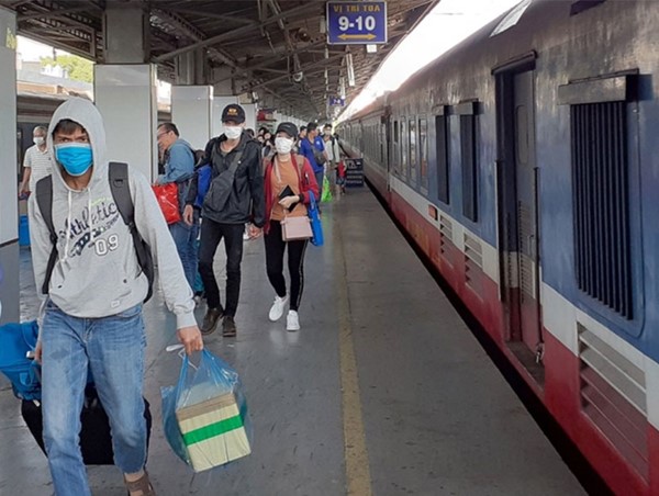 “Cháy” vé dịp 30/4, đường sắt lập thêm tàu, nối thêm toa