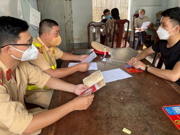 Tài xế xe bán tải rồ ga bỏ chạy khi gặp CSGT