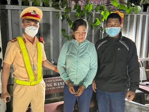 Cảnh sát giao thông chặn bắt, tóm gọn “nữ quái” trốn truy nã