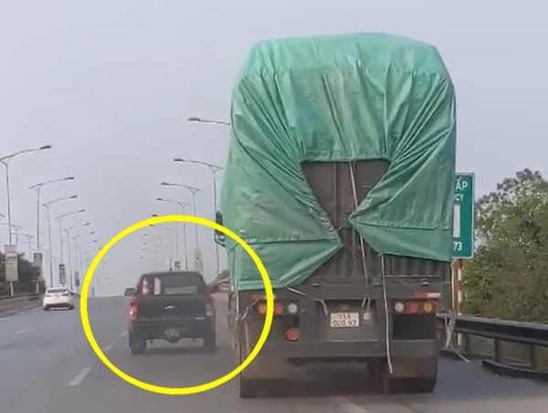 [Clip]: Bất chấp hiệu lệnh của CSGT, tài xế đánh võng 1 đoạn đường dài 