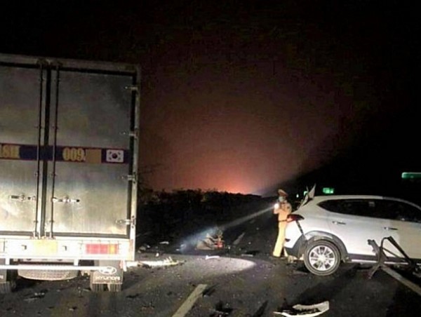 Xe tải và ô tô con tông nhau, 3 người thương vong 